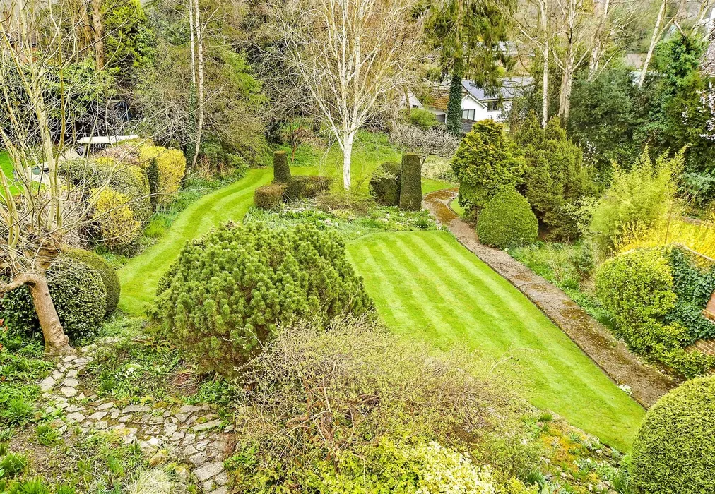 Views To Side - Laglands Close, Reigate, Surrey - Wards of Kent