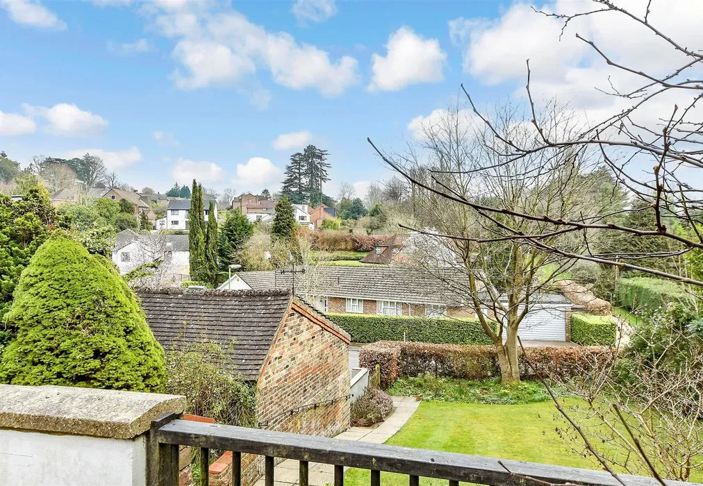 Views To Front - Laglands Close, Reigate, Surrey - Wards of Kent