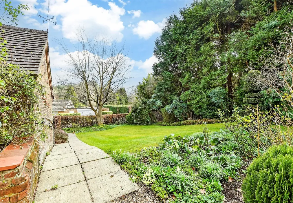 Front Garden - Laglands Close, Reigate, Surrey - Wards of Kent
