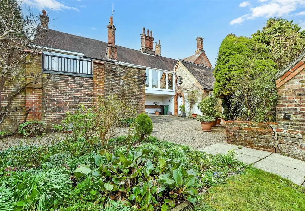 Front Garden - Laglands Close, Reigate, Surrey - Wards of Kent
