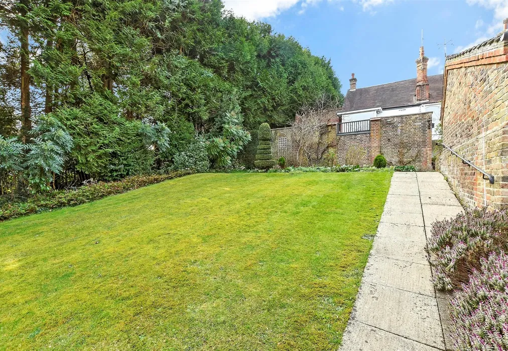 Front Garden - Laglands Close, Reigate, Surrey - Wards of Kent