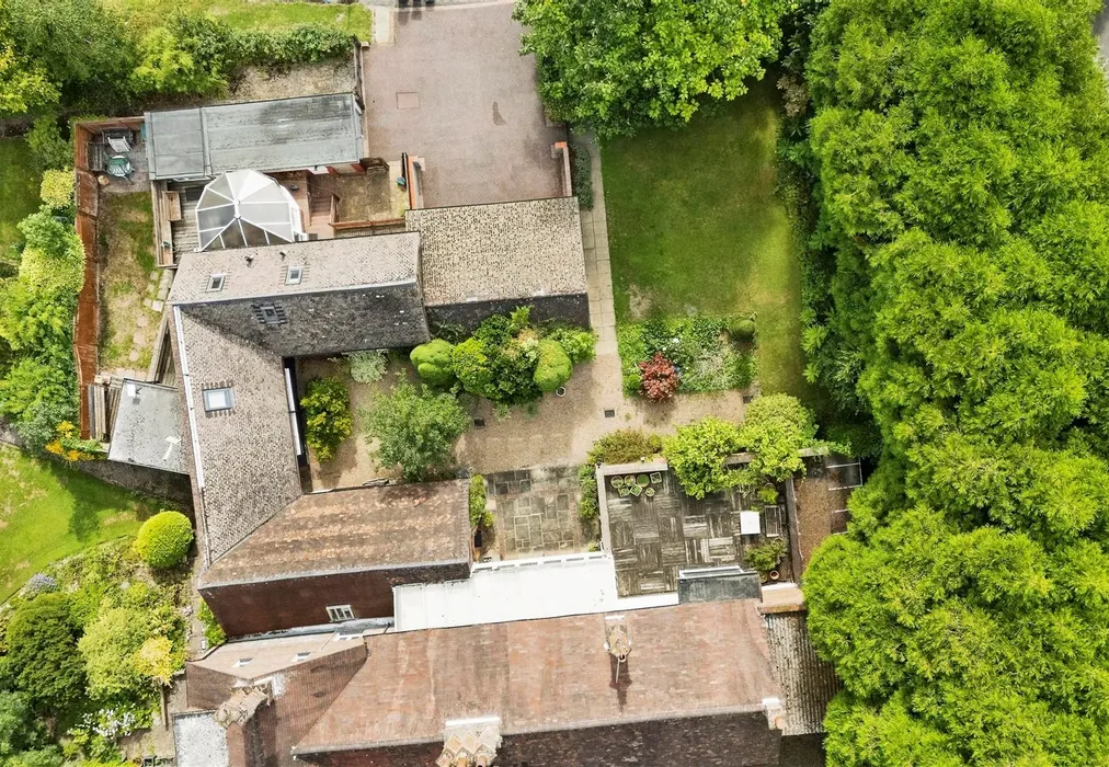 Lifestyle Feature Shot - Laglands Close, Reigate, Surrey - Wards of Kent