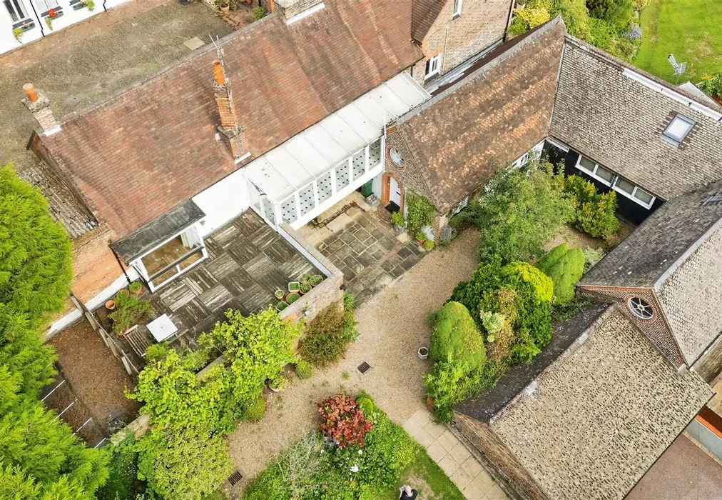 Lifestyle Feature Shot - Laglands Close, Reigate, Surrey - Wards of Kent