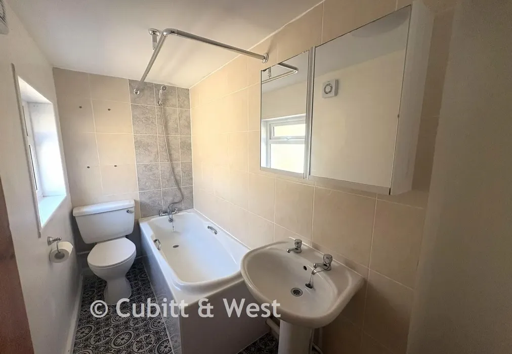 Bathroom - Trevor Road, Southsea, Hampshire - Wards of Kent