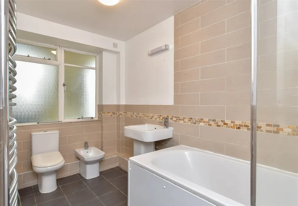 Bathroom - Kings Road, Brighton, East Sussex - Wards of Kent