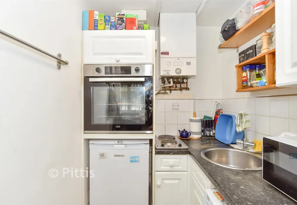 Kitchen - Granville Road, Totland Bay, Isle of Wight - Wards of Kent