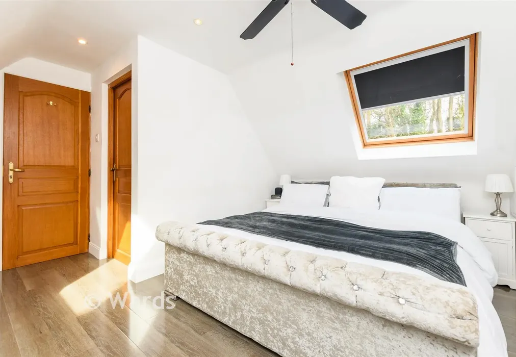 Bedroom 1 - Valley Lane, Culverstone, Meopham, Kent - Wards of Kent