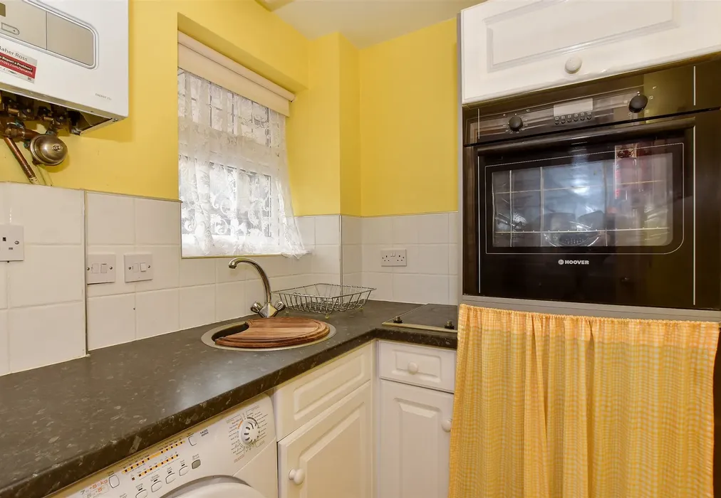 Kitchen - Granville Road, Totland Bay, Isle of Wight - Wards of Kent