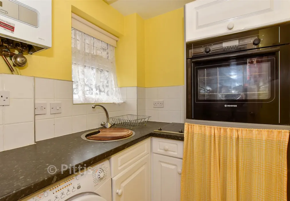 Kitchen - Granville Road, Totland Bay, Isle of Wight - Wards of Kent