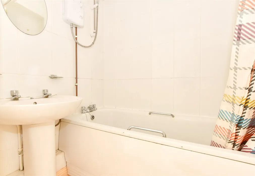 Bathroom - Granville Road, Totland Bay, Isle of Wight - Wards of Kent