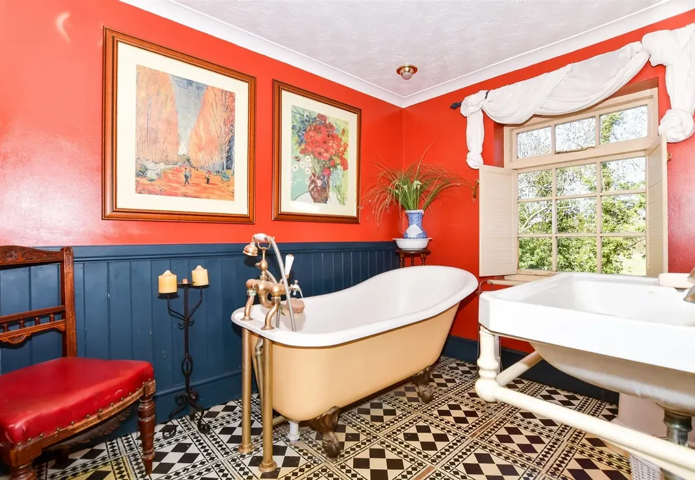 Bathroom - West Street, Hunton, Maidstone, Kent - Wards of Kent