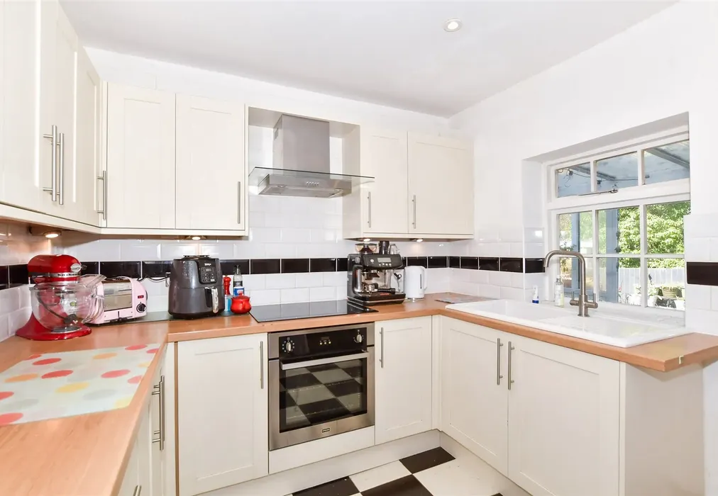 Kitchen - West Street, Hunton, Maidstone, Kent - Wards of Kent