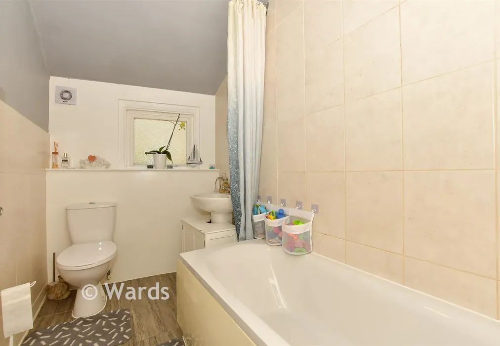 Bathroom - Institute Road, Chatham, Kent - Wards of Kent