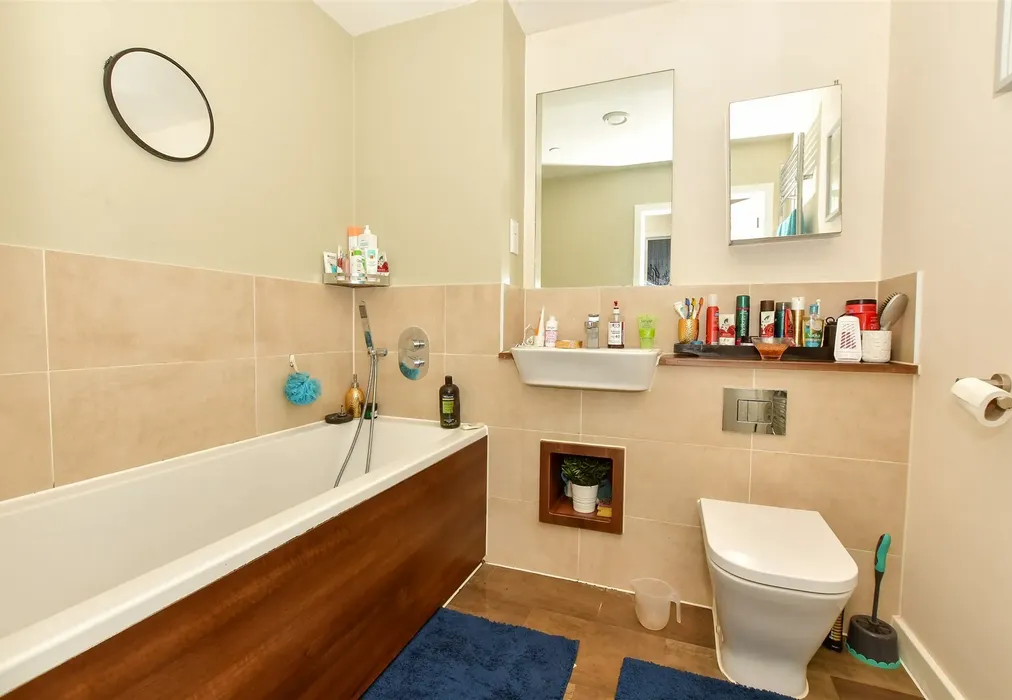 Bathroom - Pilots View, Chatham, Kent - Wards of Kent