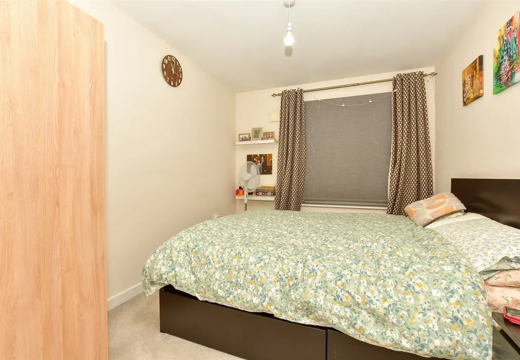 Bedroom 2 - Pilots View, Chatham, Kent - Wards of Kent