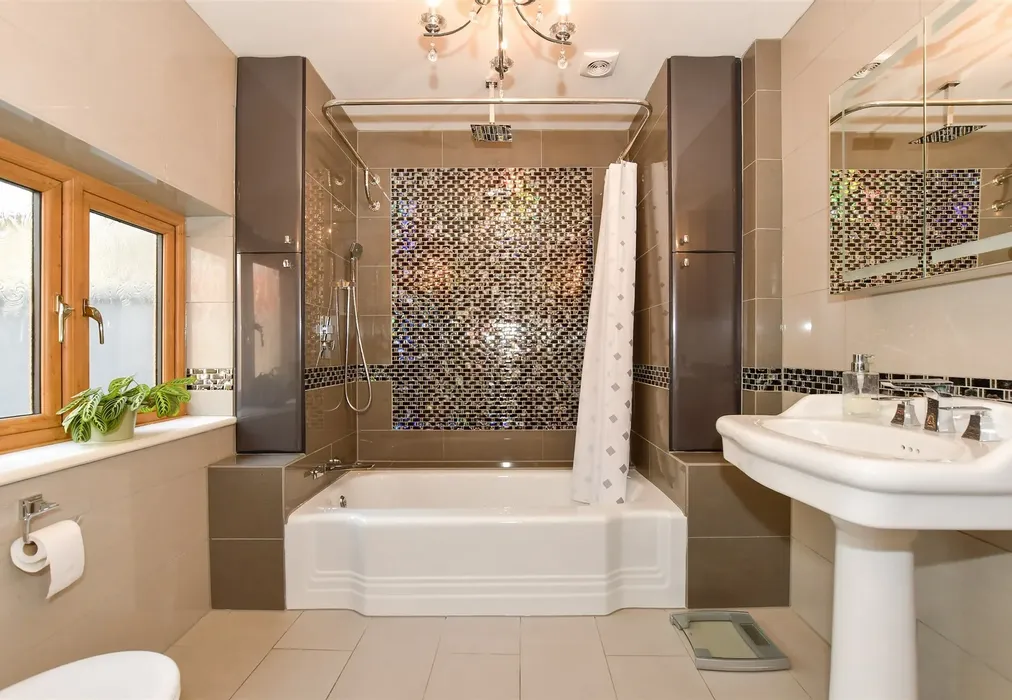 Bathroom - George Hill Road, Broadstairs, Kent - Wards of Kent