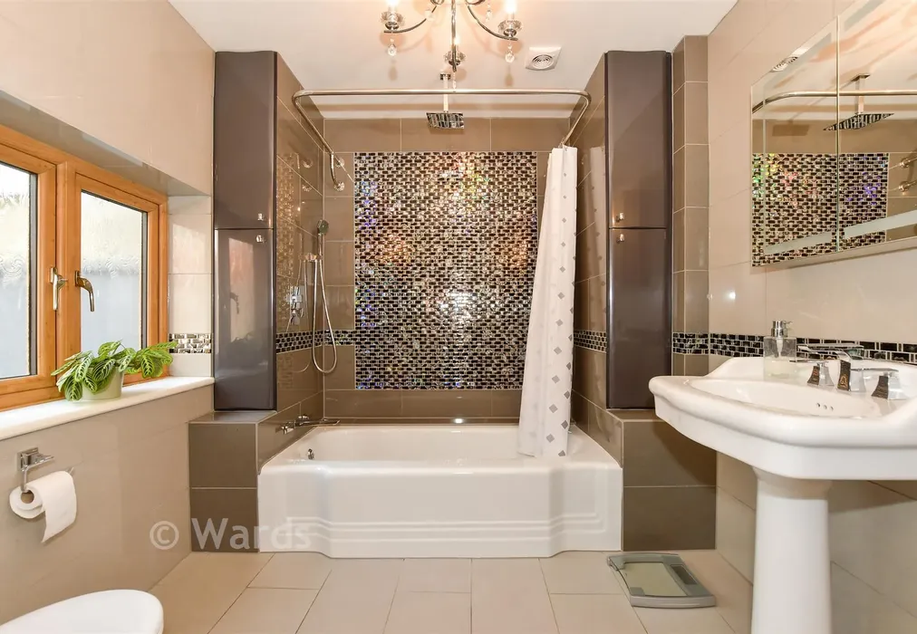 Bathroom - George Hill Road, Broadstairs, Kent - Wards of Kent