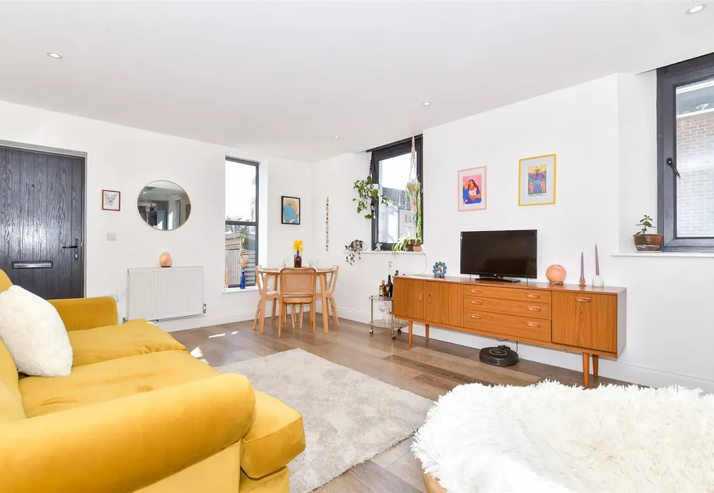 Lounge - Malling Road, Snodland, Kent - Wards of Kent