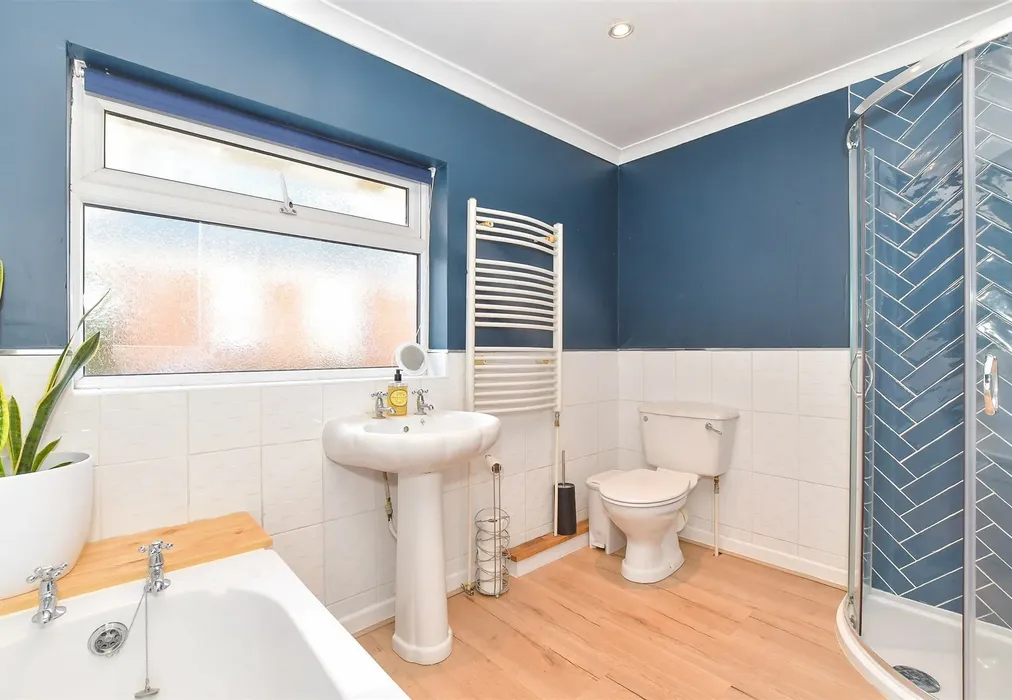 Bathroom - Victoria Road, Freshwater, Isle of Wight - Wards of Kent