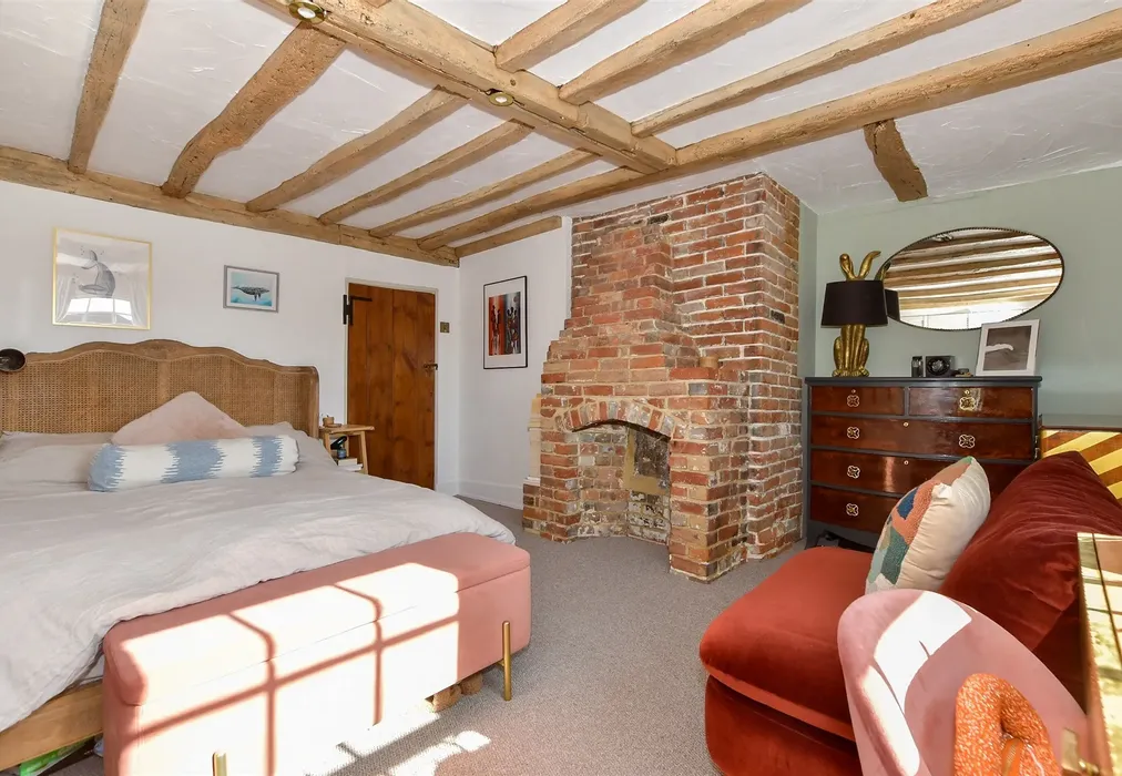 Bedroom 1 - Pilgrims Way, Hollingbourne, Maidstone, Kent - Wards of Kent