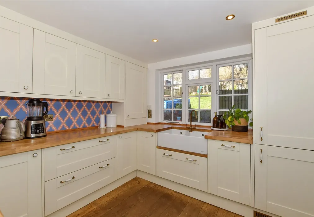 Kitchen - Pilgrims Way, Hollingbourne, Maidstone, Kent - Wards of Kent