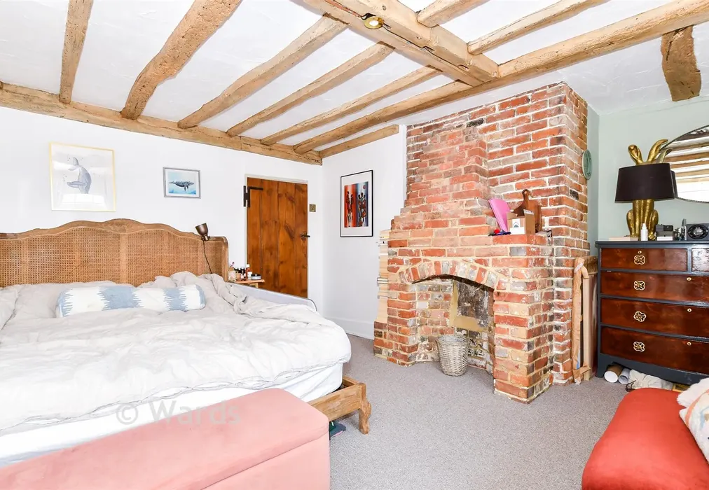 Bedroom 1 - Pilgrims Way, Hollingbourne, Maidstone, Kent - Wards of Kent
