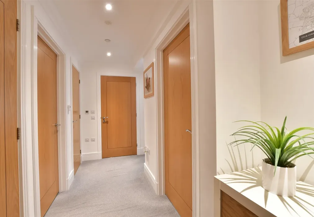 Hallway - High Street, Billericay, Essex - Wards of Kent