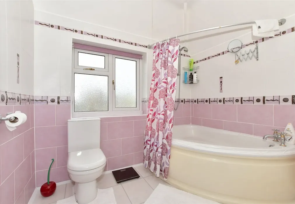 Bathroom - Sandwich Road, Cliffsend, Ramsgate, Kent - Wards of Kent