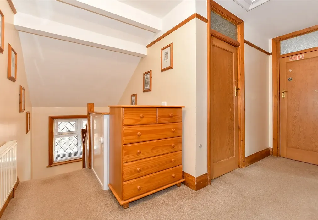 Landing - Sandwich Road, Cliffsend, Ramsgate, Kent - Wards of Kent