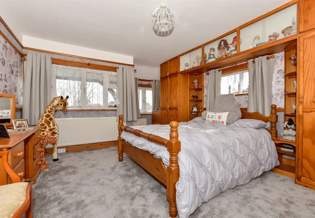 Bedroom 1 - Sandwich Road, Cliffsend, Ramsgate, Kent - Wards of Kent