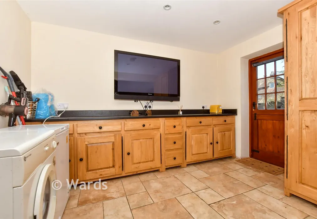 Kitchen - Felderland Close, Worth, Deal, Kent - Wards of Kent