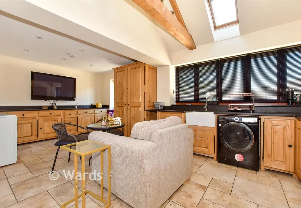 Kitchen - Felderland Close, Worth, Deal, Kent - Wards of Kent