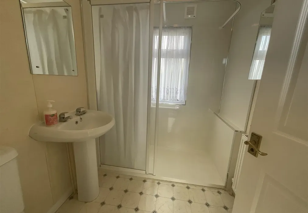 Bathroom - Lower Dunton Road, Brentwood, Essex - Wards of Kent