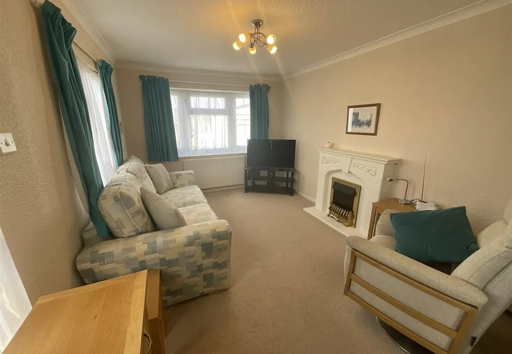 Living Room - Lower Dunton Road, Brentwood, Essex - Wards of Kent