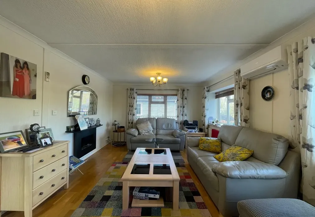 Lounge - Lower Road, East Farleigh, Maidstone, Kent - Wards of Kent