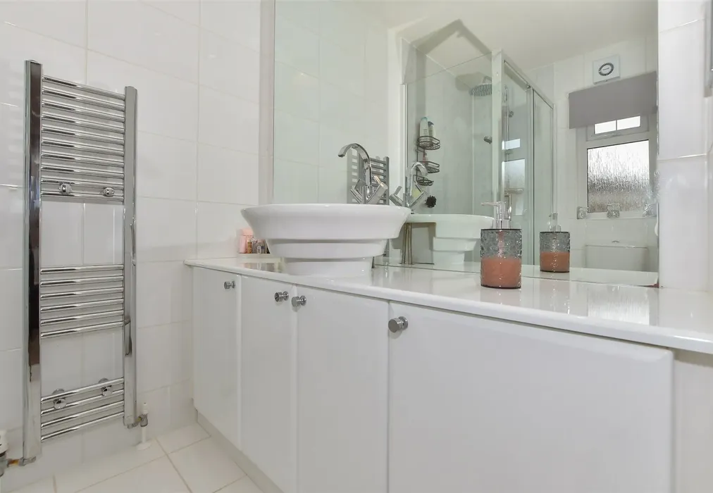 En-Suite Shower Room - Kings Close, Pilgrims Retreat, Kent - Wards of Kent
