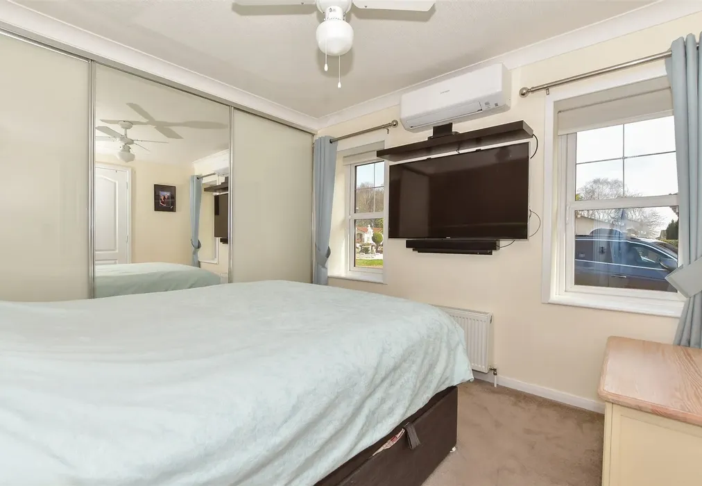 Bedroom 1 - Kings Close, Pilgrims Retreat, Kent - Wards of Kent