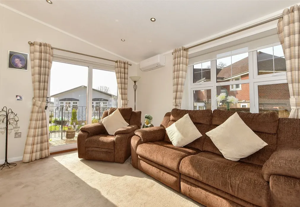 Lounge - Kings Close, Pilgrims Retreat, Kent - Wards of Kent