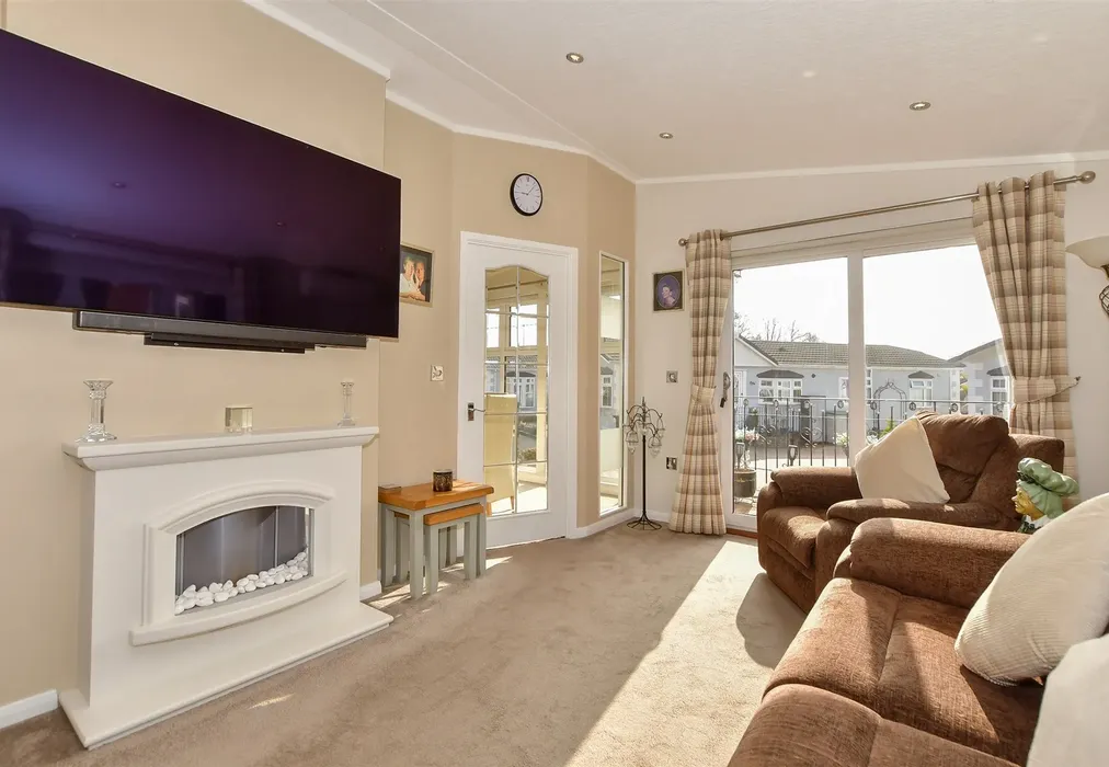 Lounge - Kings Close, Pilgrims Retreat, Kent - Wards of Kent