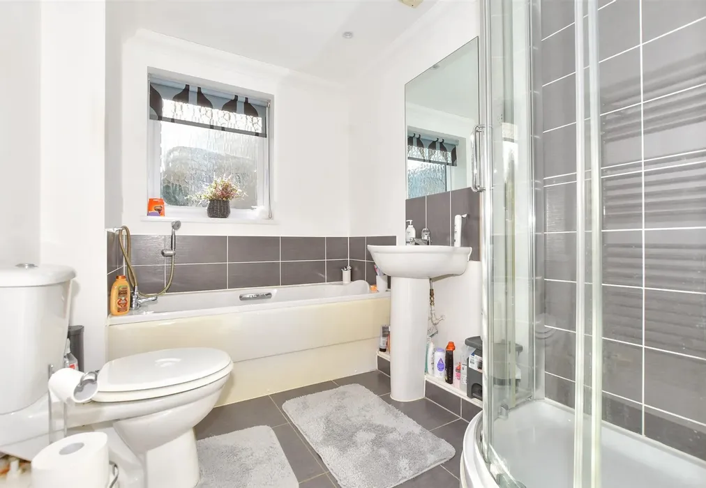 Bathroom - Paxton Avenue, Hawkinge, Folkestone, Kent - Wards of Kent
