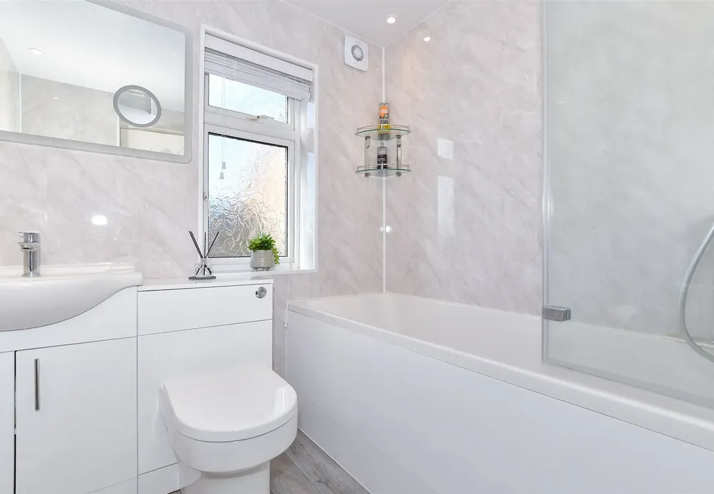 Bathroom - Columbine Close, East Malling, West Malling, Kent - Wards of Kent