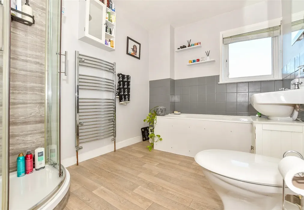 Bathroom - Lavender Hill, Tonbridge, Kent - Wards of Kent