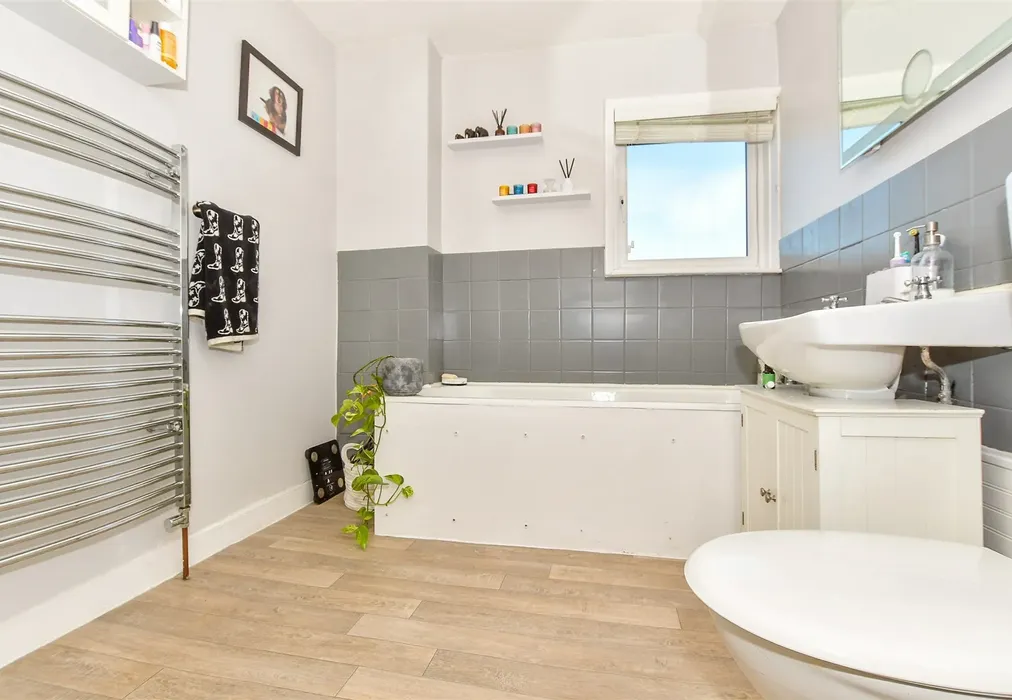 Bathroom - Lavender Hill, Tonbridge, Kent - Wards of Kent