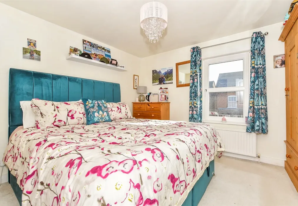 Bedroom 1 - Lavender Hill, Tonbridge, Kent - Wards of Kent