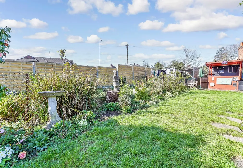 Rear Garden - Lavender Hill, Tonbridge, Kent - Wards of Kent