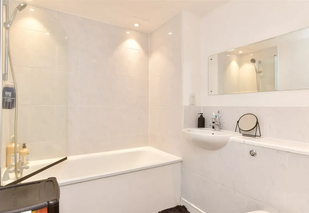 Bathroom - New England Street, Brighton, East Sussex - Wards of Kent
