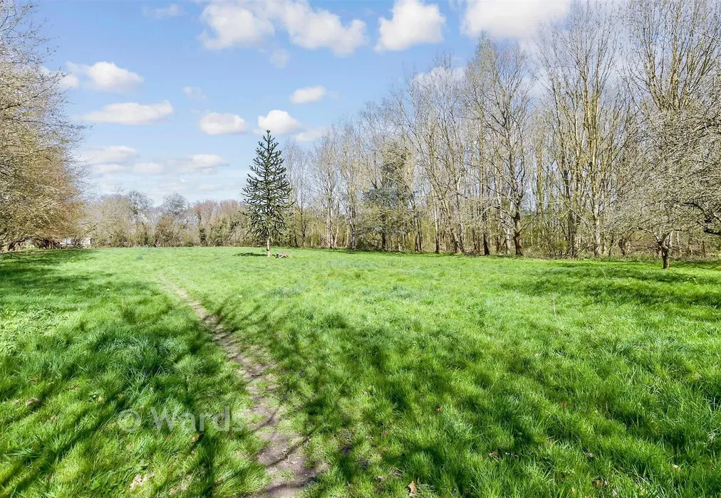 Rear Garden - Laddingford, Maidstone, Kent - Wards of Kent
