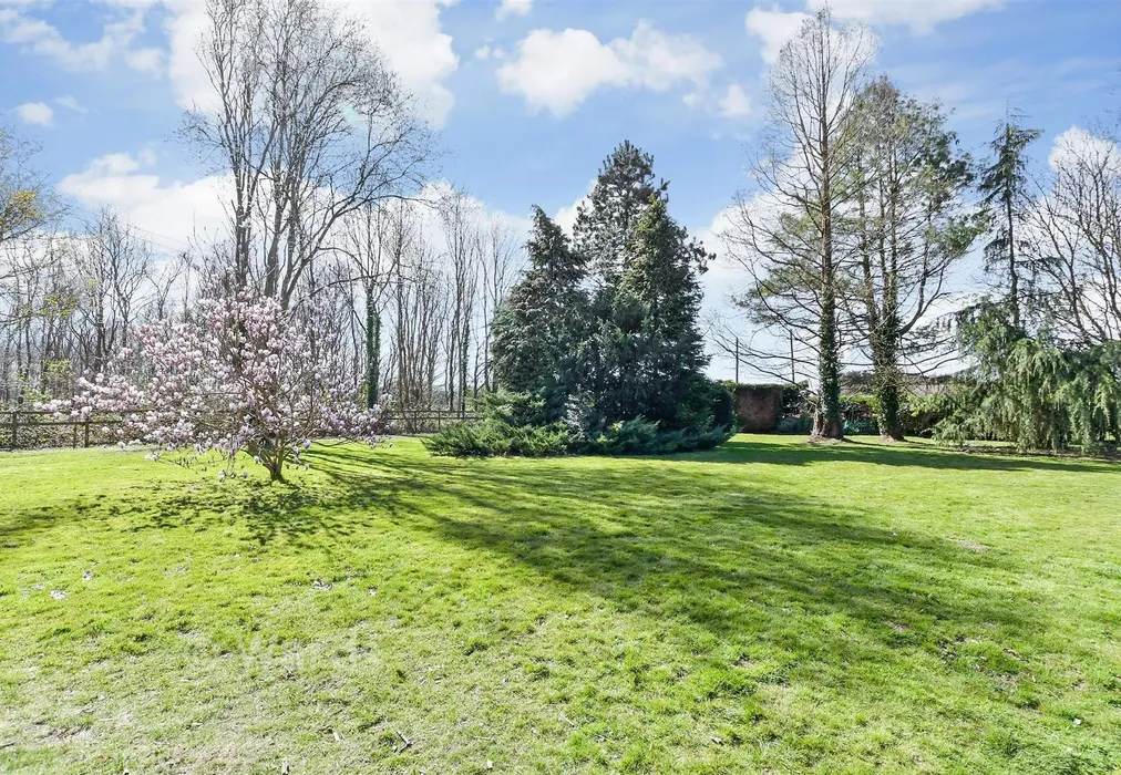 Front Garden - Laddingford, Maidstone, Kent - Wards of Kent