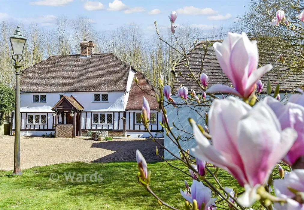 External Lifestyle Photograph - Laddingford, Maidstone, Kent - Wards of Kent