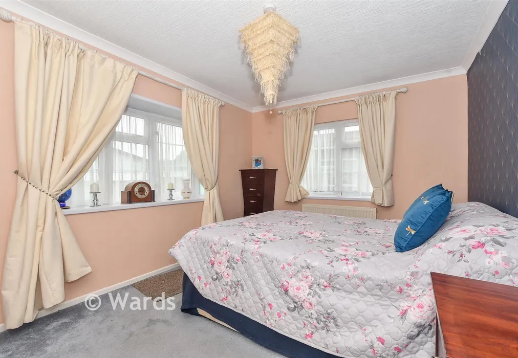 Bedroom 1 - Shenley Park, Ashford, Kent - Wards of Kent